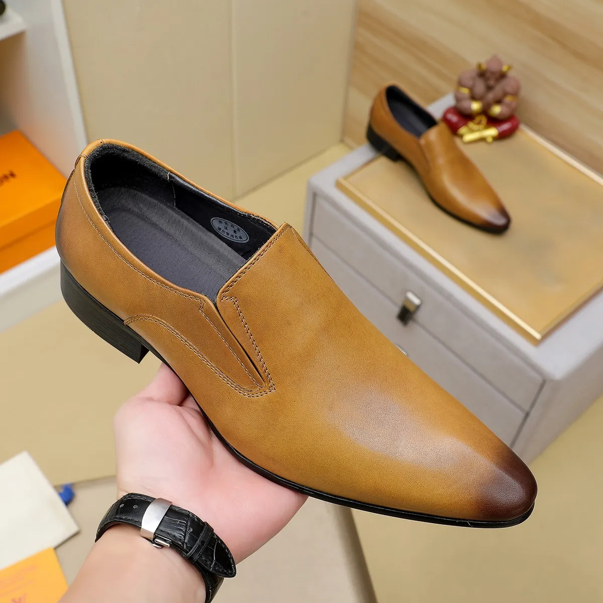 Men's shoes 💰540 💰 Louis Vuitton LV ® Autumn and Winter 🆕 models 🔛Full shoe counter First layer cowhide, 🐂Leather lined casual shoes for men, super soft outsole, essential for driving. Counter synchronization Original first layer cowhide Completely 1:1 mold customization 🌹Top version, 3 colors available! Number: 38-45 (37.46. Customized)